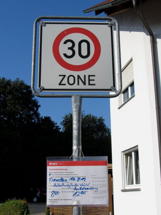 E.ON Mitteilung zur Stromabschaltung am Tempo-30-Zonen-Schild