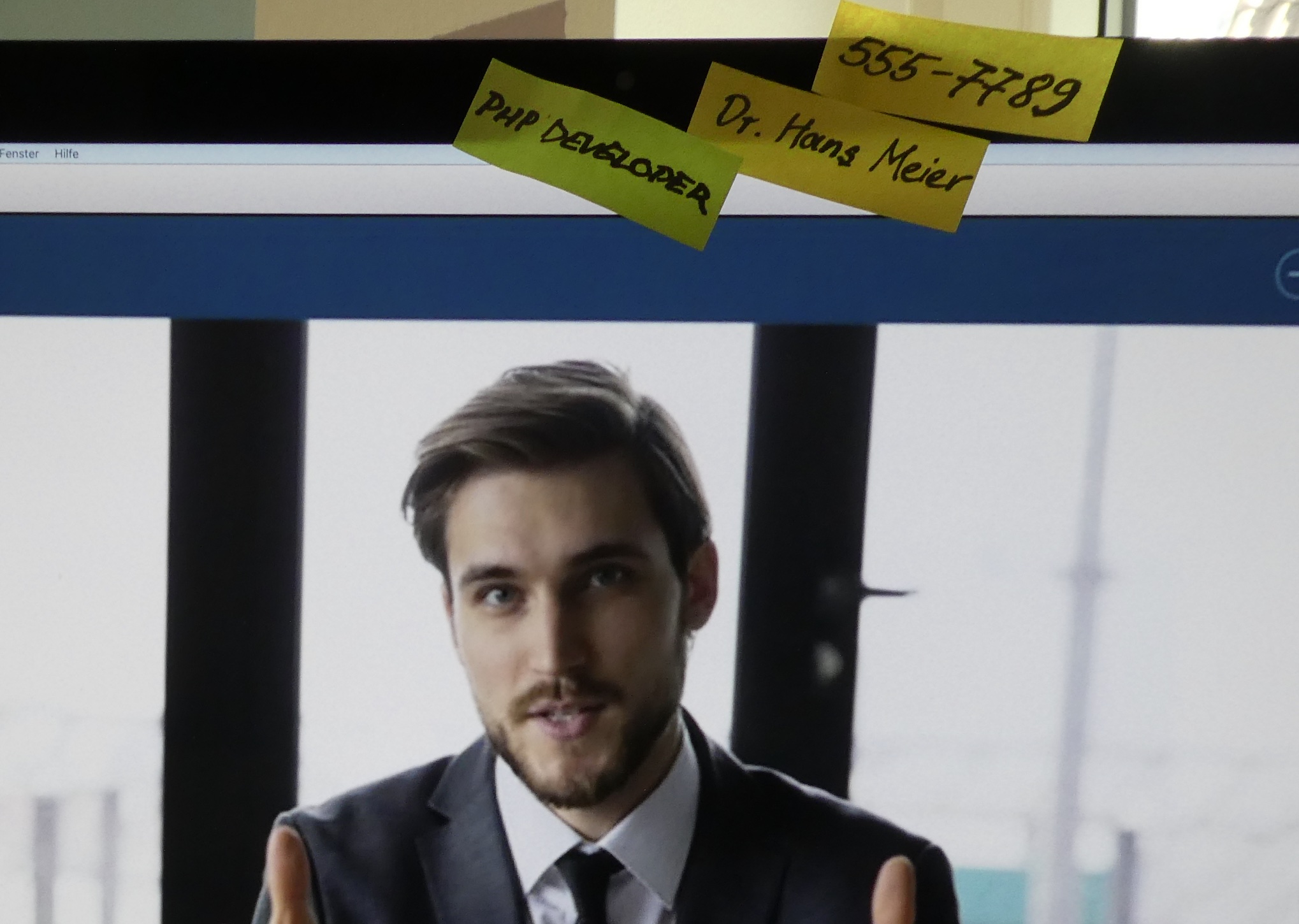 Post-its am Bildschirm helfen, den Augenkontakt zu halten.